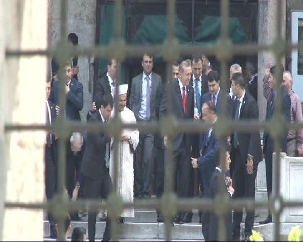 Erdoğan, cuma namazı sonrası Kur'an-ı Kerim'i Güzel Okuma Yarışması'nda dereceye girenlere ödül verdi