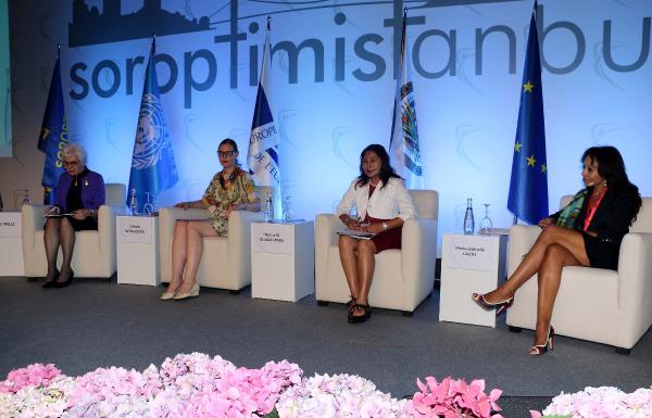 Uluslararası Soroptimist Federasyonu’nun 20. Konvansiyonu'nda Elif Şafak ve Micheal Kaufman konuştu