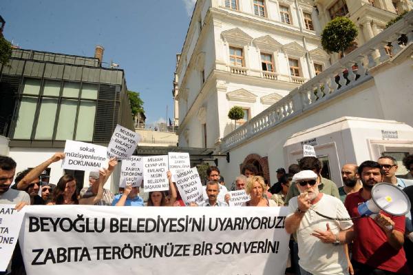 Beyoğlu Kent Savunması'ndan belediye önünde eylem