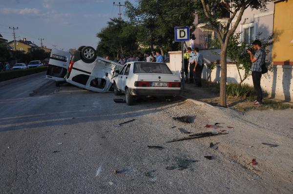 Polis aracı takla attı: 3 yaralı