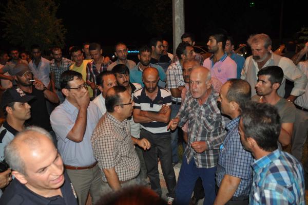 Yolcu minibüsü yayaya çarptı, mahalleli yolu kapattı