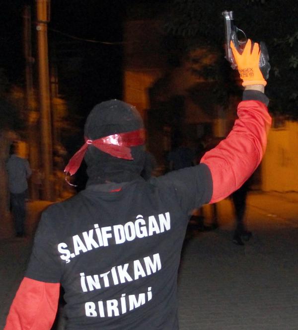 PKK'nın gençlik yapılanmasından tabancalı ve molotoflu eylem