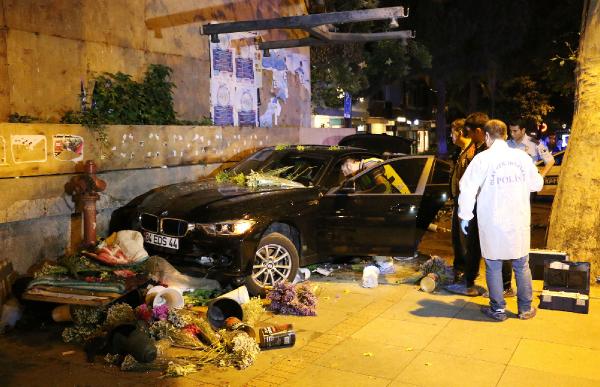 Kadıköy'de kontrolden çıkan otomobil yol kenarındaki çiçekçiye çarptı: 1 ölü