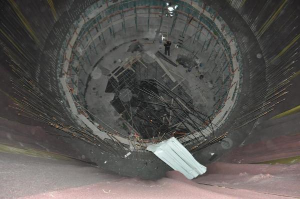 Metro inşaatının çukuruna düşen otomobilden sağ çıktı