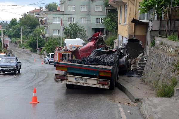 TIR, 3 katlı binaya çarptı