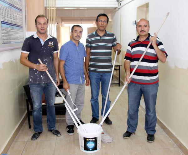 Okulu müdür, yardımcıları ve öğretmenler boyuyor