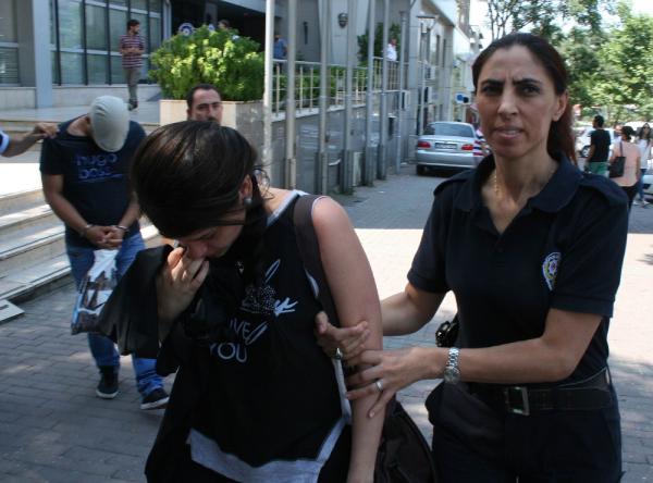 Kolombiyalı hırsızlık şüphelisi kadın ağladı