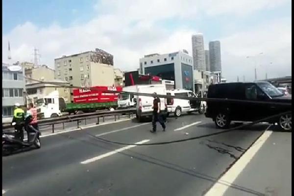 Yüksek gerilim hattı telleri Basın Ekspres Yolu'na düştü (1)
