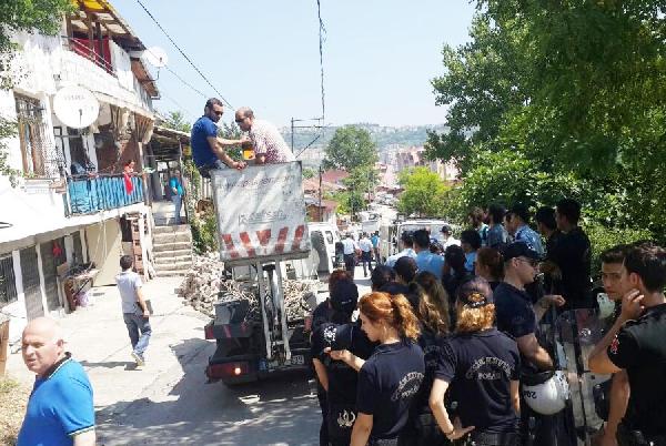 Sedaş ekipleri, kaçak elektrik kesimine polisle gidebildi