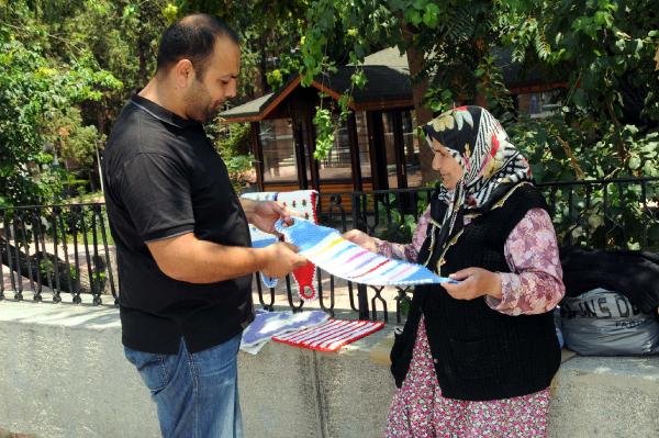 El örgüsü lifleri satarak evine katkıda bulunuyor