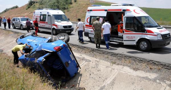 Sivas'ta askeri aracın da karıştığı zincirleme kaza: 4 yaralı