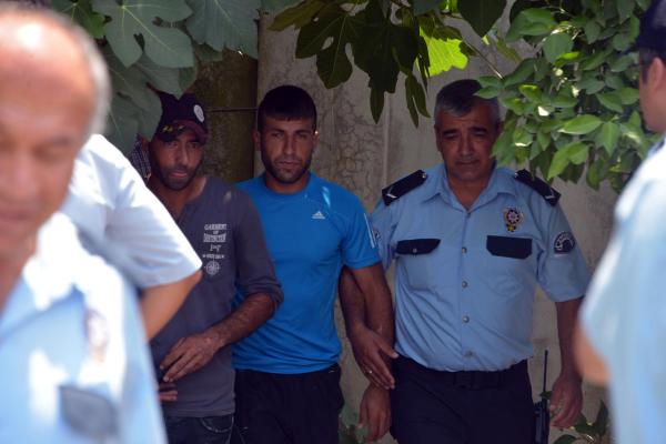 Sevdiği komşu kızı verilmeyince direğe çıktı