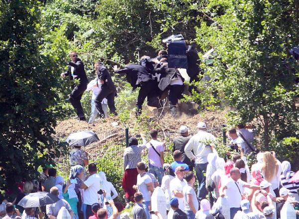 Srebrenitsa'daki soykırım anmasında Sırp Başbakan'a taş ve pet şişe atıldı...