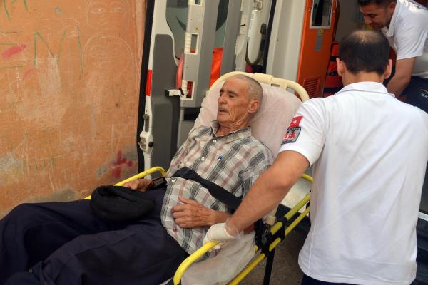 Bakkala ateş etti, yoldan geçen yaşlı adamı vurdu