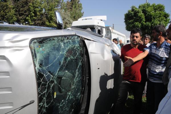 Gaziantep'te hafif ticari araç devrildi: 2 yaralı