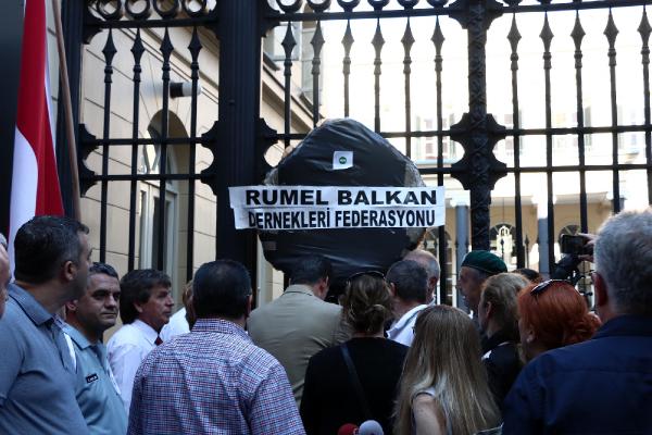 Srebrenitsa'nın yıldönümünde Hollanda Başkonsolosluğu'na siyah çelenk