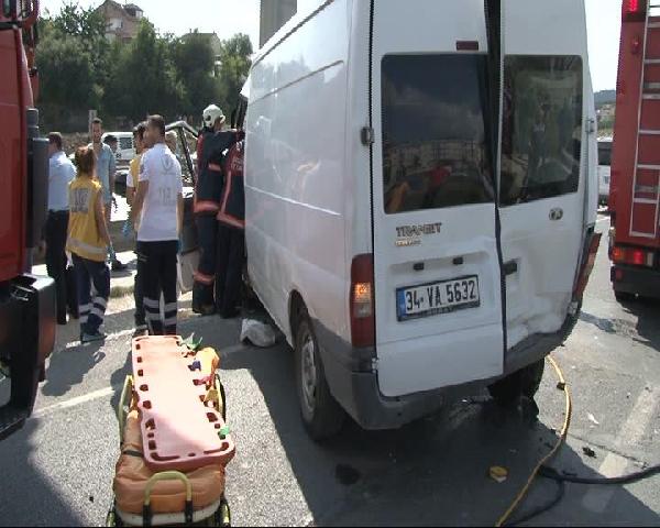 Minibüs tabela direğine çarptı; sürücü araçta sıkıştı