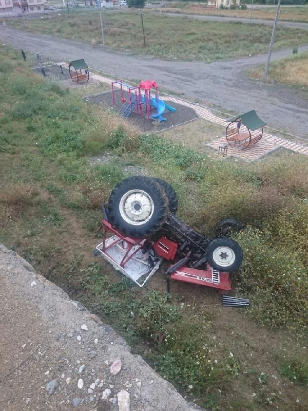 Traktör 4 metrelik istinat duvarından devrildi: 2 ölü