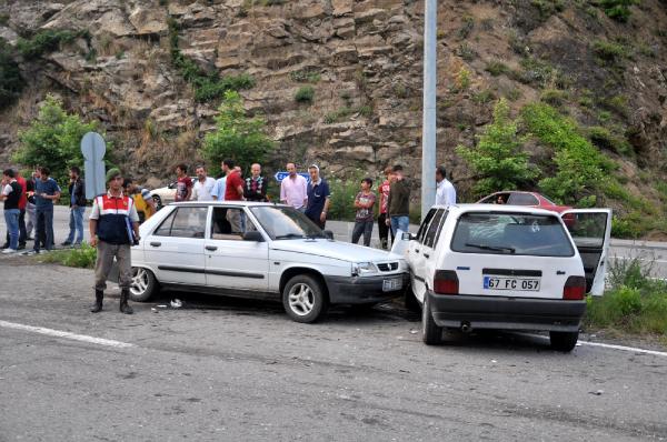 Zonguldak’ta iki otomobil çarpıştı: 7 yaralı