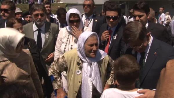 Başbakan Davutoğlu Bosna'da 3 şehit annesinin evini ziyaret etti