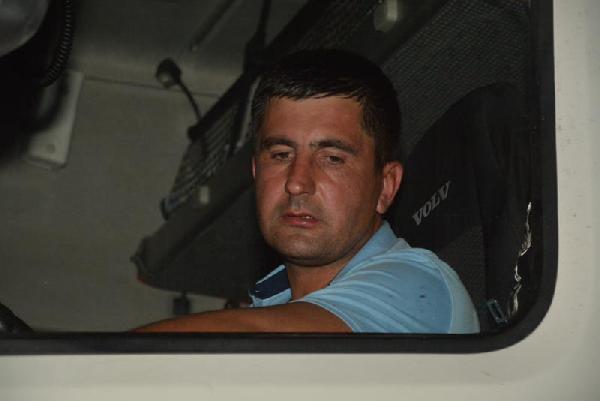 Kazakistanlı sürücü karşısında polisi görünce kendini TIR'a kilitledi