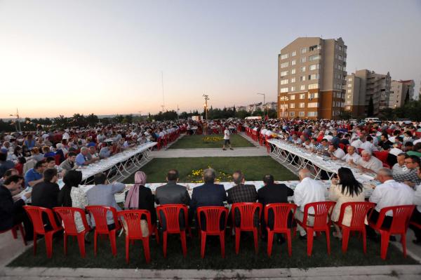 Ak Parti Çanakkale İl Başkanlığı'ndan 4 bin kişilik iftar yemeği