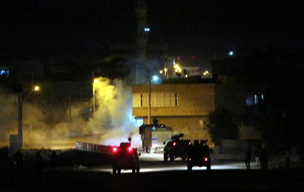 Sınıra hendek kazılmasını protesto için yol kapatan grup polis müdahalesiyle dağıtıldı
