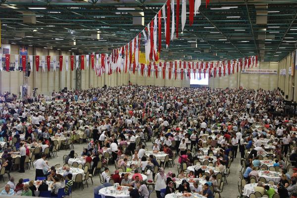 Büyükçekmece'deki halk iftarına binlerce kişi katıldı