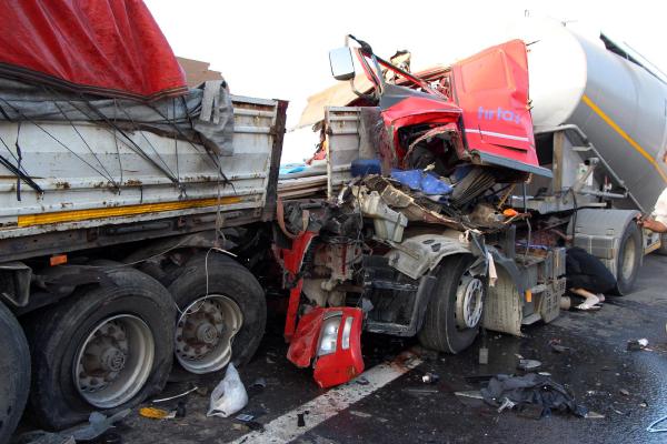 Emniyet şeridinde duran TIR'a TIR çarptı: 2 yaralı