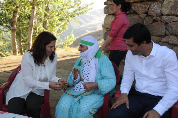 HDP'li milletvekillerinden köylere teşekkür ziyareti