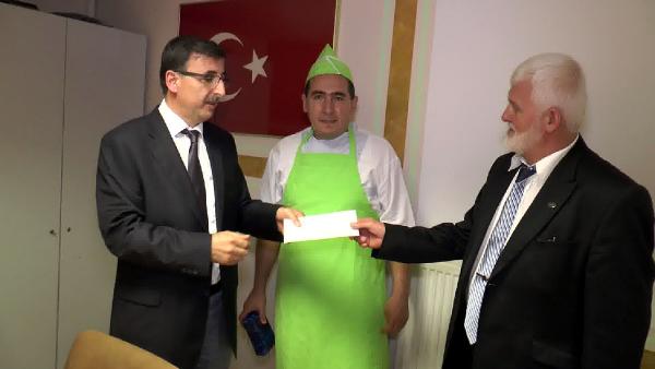 Münih’te, kundaklanan camide hüzünlü iftar