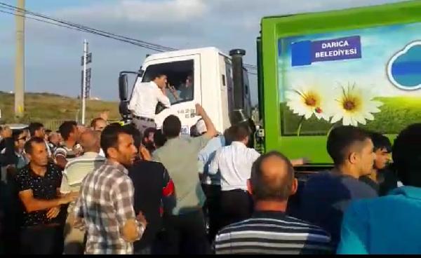 Çöp kokusundan rahatsız olan mahalle sakinleri yol kapattı