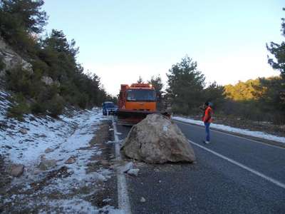 Yamaçtan kopan büyük kaya parçası karayoluna düştü