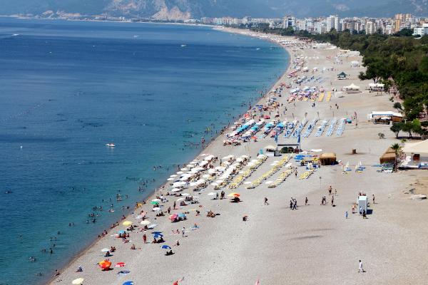 Antalya'da sahiller ve havuzlar doldu
