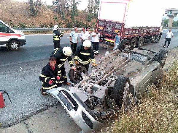 Kamyona çarpan otomobil takla attı: 3 yaralı
