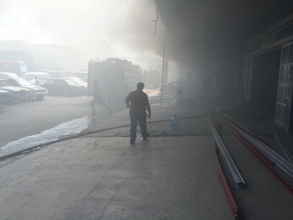 İzmir'de sanayi sitesinde yangın