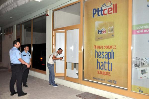PTT şubesinin anahtarını kapının üzerinde unuttu
