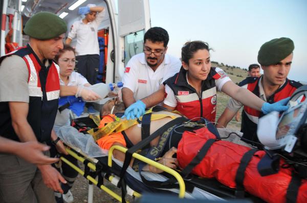 Yamaç paraşütüyle düştü, ambulans helikopterle hastaneye kaldırıldı