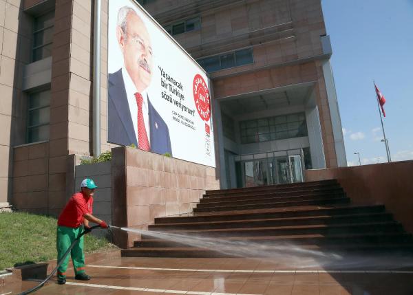 CHP Genel Merkezi’nde koalisyon görüşmesi öncesi temizlik