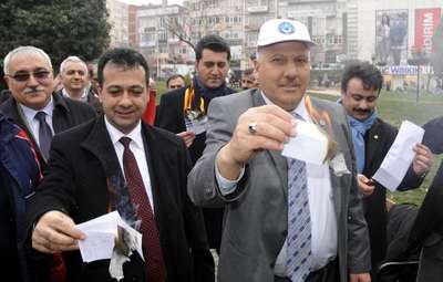 İzmit'te memurlar bordro yaktı
