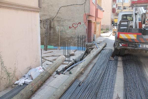 Elektrik direği üzerine devrildi, yaralandı