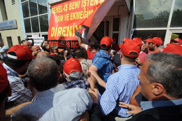 DİSK önünde "işten atılan işçi arbedesi"