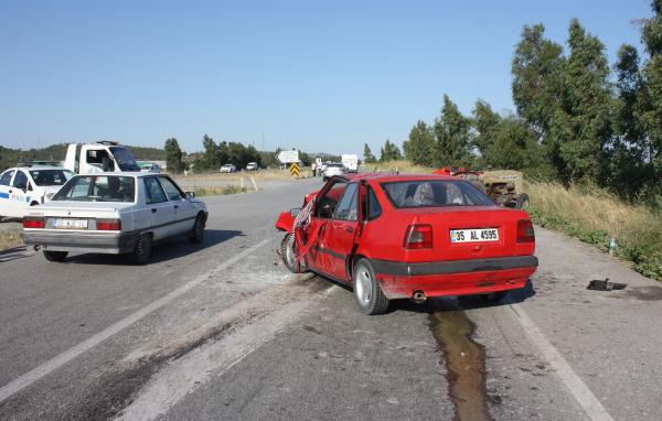 Şerit değiştiren traktöre arkadan gelen iki otomobil çarptı: 5 yaralı
