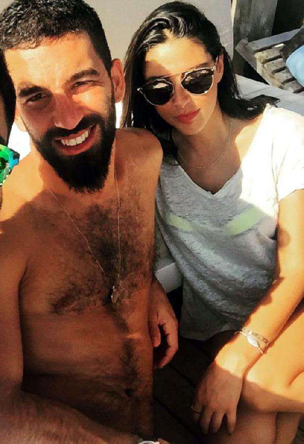 Arda'nın sevgilisi, bebeği kucağından indiremedi