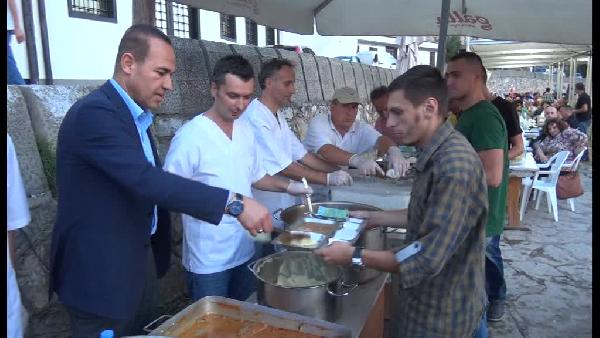 Adana Belediye Başkanı Sözlü, Kosova'da kendi elleriyle iftar dağıttı