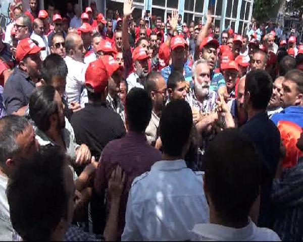 DİSK önünde yine kavga çıktı; yaralananlar var (1)
