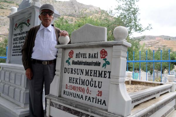 Ölen eşinin yanına kendisi ve ikinci eşinin mezarını yaptırdı