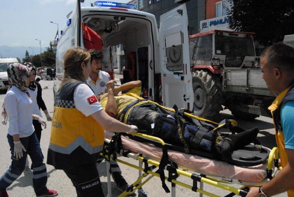 Motosikletliye iki otomobil birden çarptı