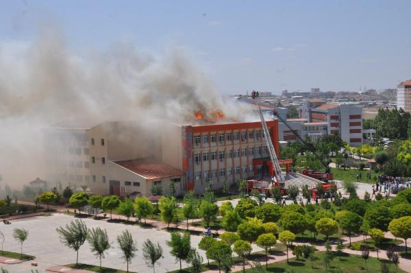 Karaman'da Fen Fakültesi'nde yangın