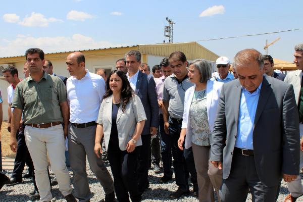 Diyarbakır'da fidan diken HDP'li milletvekili ve başkanlara taşlı saldırı